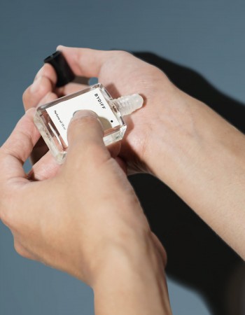 هدية ورد طبيعي مع عطر رجالي الاكثر مبيعاً وشمعة من اختيارك BYM1