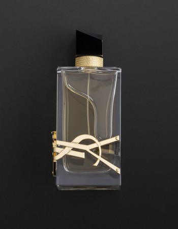 هدية عطر ايف سان لوران ليبري مع وردة وشمعة هدية عطر ايف سان لوران ليبري مع وردة وشمعة