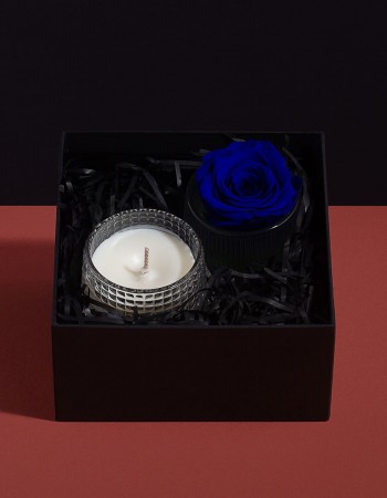 ورد طبيعي ازرق مع شمعة معطرة ورد طبيعي ازرق مع شمعة معطرة