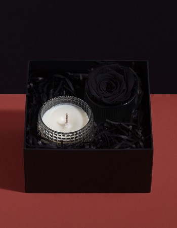 ورد طبيعي اسود مع شمعة معطرة ورد طبيعي اسود مع شمعة معطرة