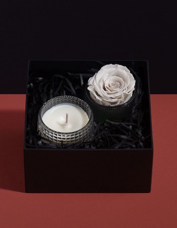 ورد طبيعي ابيض مع شمعة معطرة ورد طبيعي ابيض مع شمعة معطرة