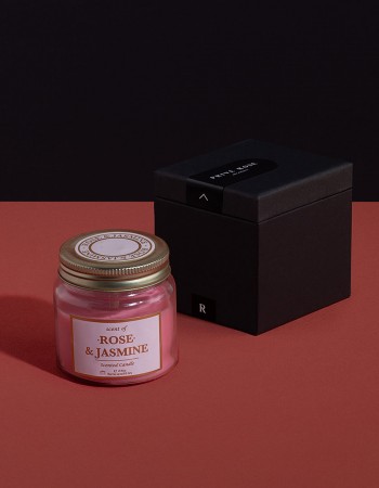 شمعة معطرة برائحة الورد والياسمين شمعة معطرة برائحة الورد والياسمين