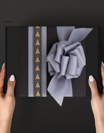 تغليف هدايا اسود وشريطة رصاصي مع اضافة كرت PR04 تغليف هدايا اسود وشريطة رصاصي مع اضافة كرت PR04